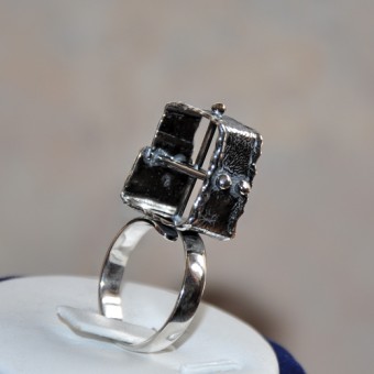 СРЕБЪРЕН ПРЪСТЕН С АСИМЕТРИЧНА ФОРМА